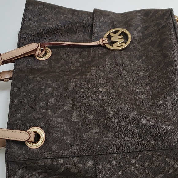 Michael Kors Signature Jet Set Travel Shoulder Bag - Picture 3 of 12